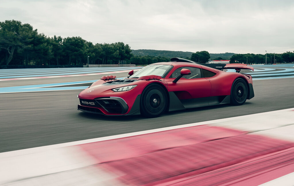 Mercedes AMG One czerwony