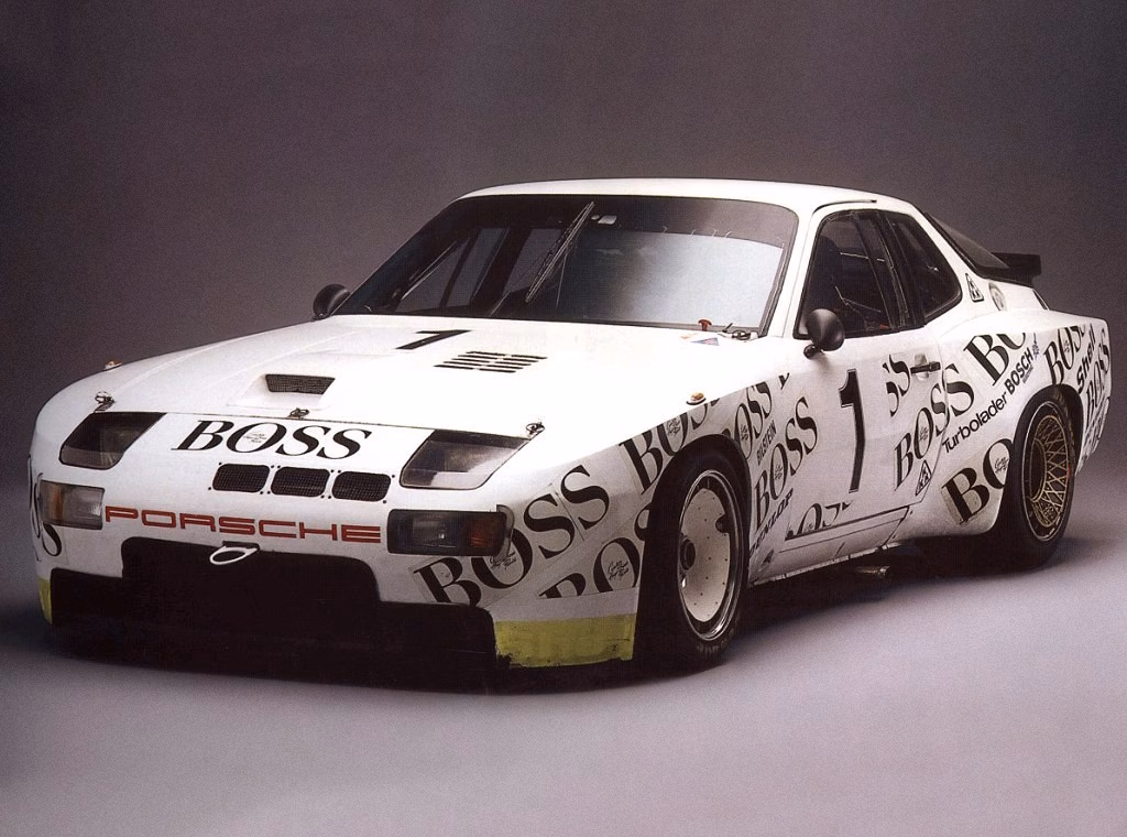 Białe Porsche 944 na szarym tle